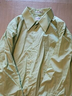 Van Heusen Men’s Pale Green Button-Up Dress Shirt